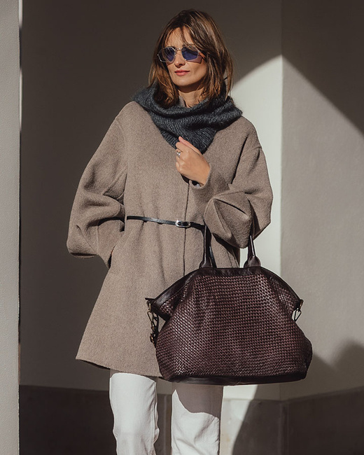 Ciemnobrązowa shopperka ze skóry na ramieniu — stylizacje miejskie