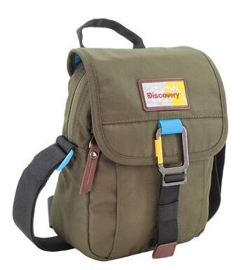 Torba Discovery Icon 711 khaki pod kątem, z naszywką Discovery na klapie i paskiem na ramię