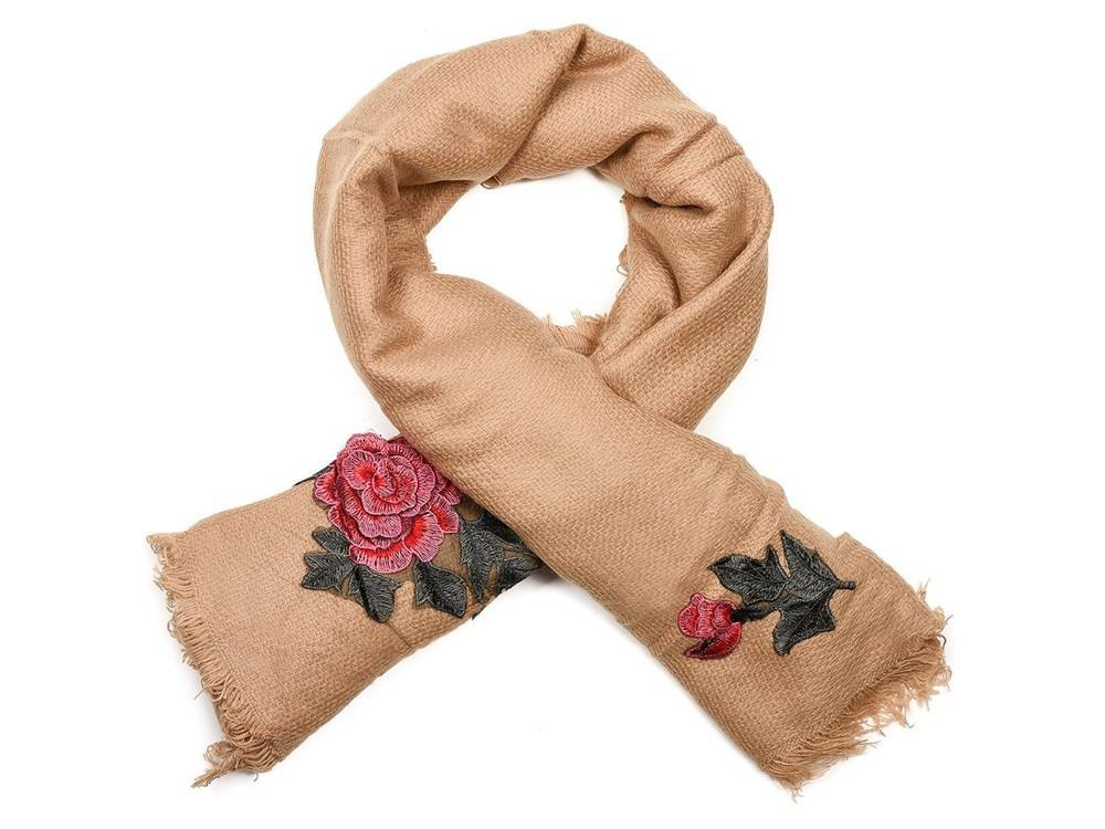 Chusta damska Krateczka Q81 camel, zwinięta w pętlę, róże na końcach i postrzępione brzegi