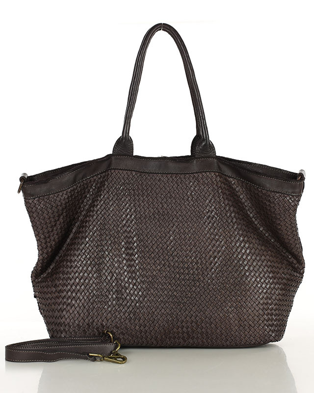 Duża shopperka z plecionej skóry naturalnej w kolorze ciemnobrązowym — widok z przodu
