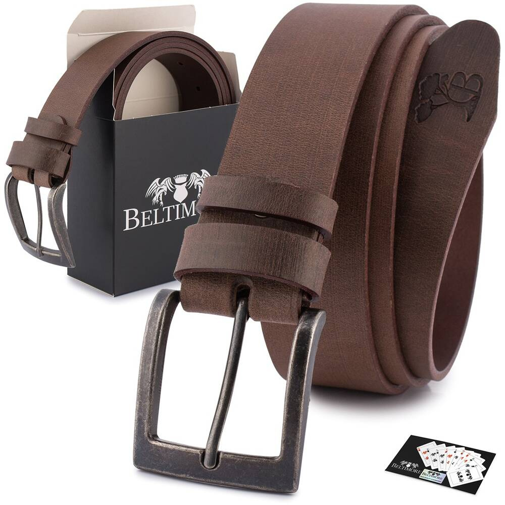 Brązowy pasek męski Beltimore E43 95 cm, zwinięty z klamrą na pierwszym planie, obok czarne pudełko Beltimore i karta-certyfikat