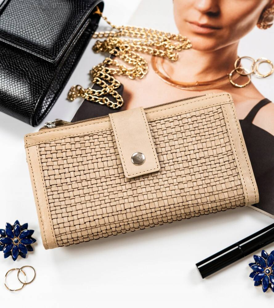 Beżowy podłużny portfel damski Rovicky R-861-DDW z plecionej skóry