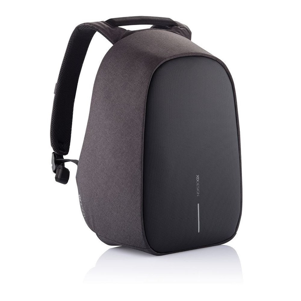 Czarny plecak XD Design Bobby Hero Small pod kątem, z gładkim przednim panelem i rączką u góry