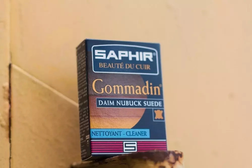 Guma do zamszu i nubuku Saphir - kartonik Gommadin na drewnianej półce