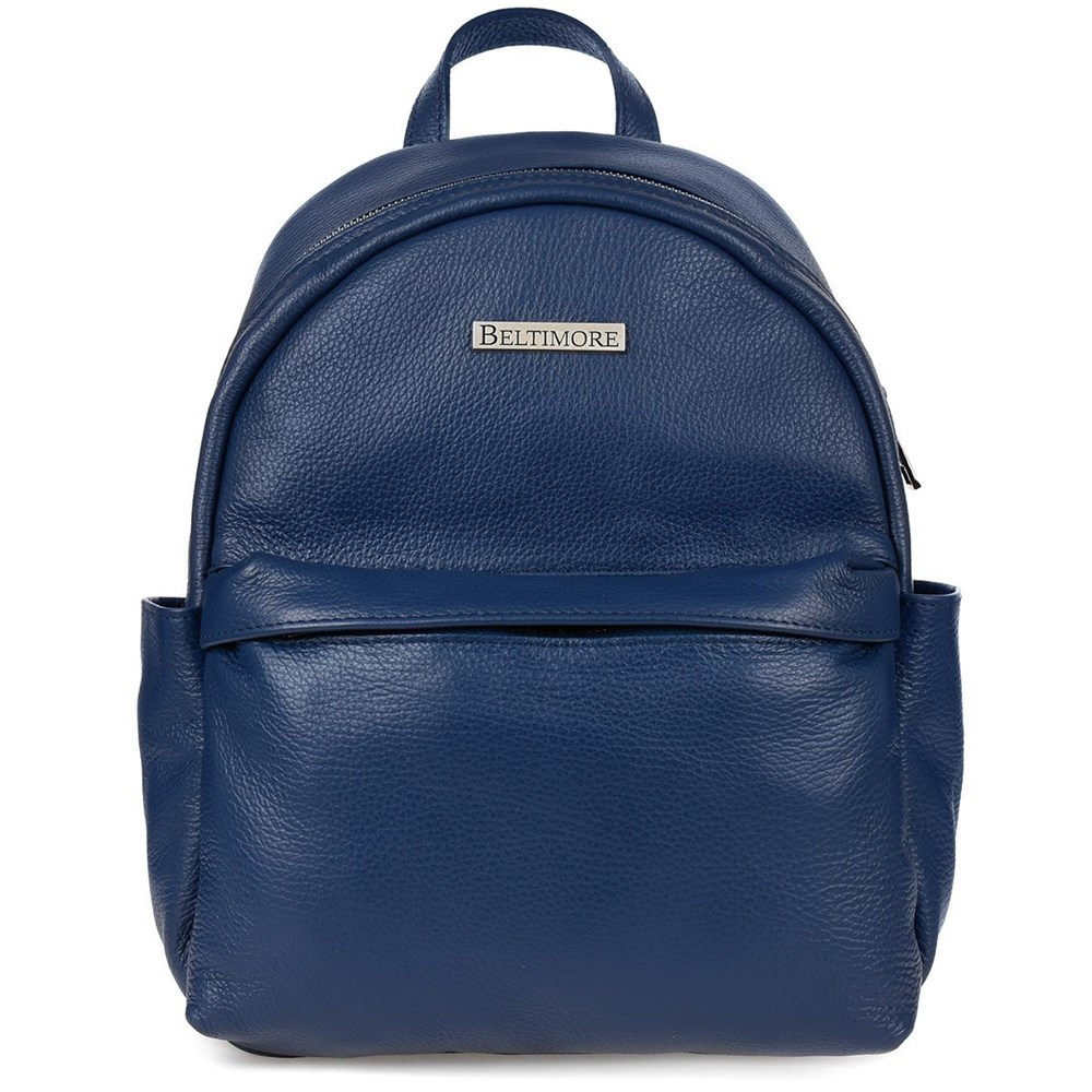 Granatowy plecak damski Beltimore P15, przód z blaszką z logo, frontową kieszenią na suwak i bocznymi kieszonkami