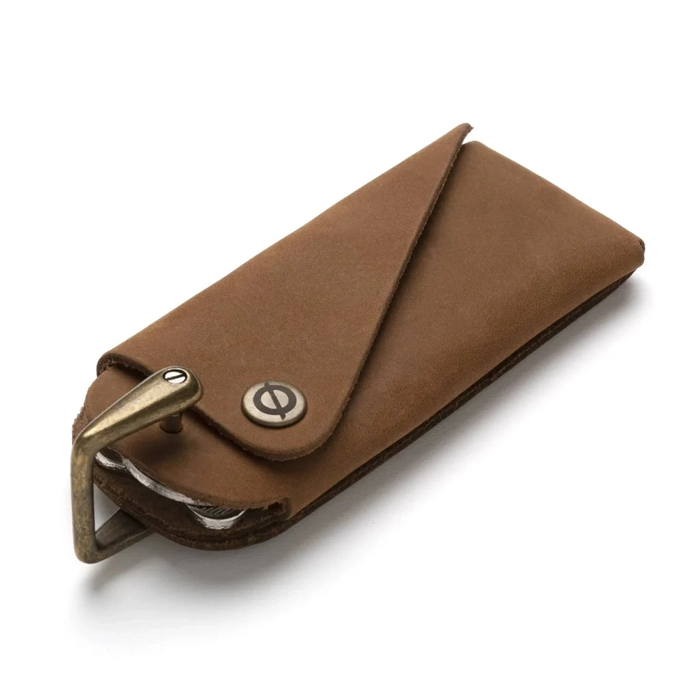 Brązowe etui na klucze męskie Brodrene 103001 ze skóry naturalnej - etui zamknięte, widok z boku