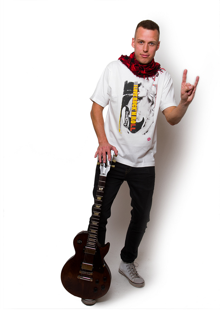 Biała koszulka damska z nadrukiem I love rock'n roll na modelu z gitarą, widok z przodu
