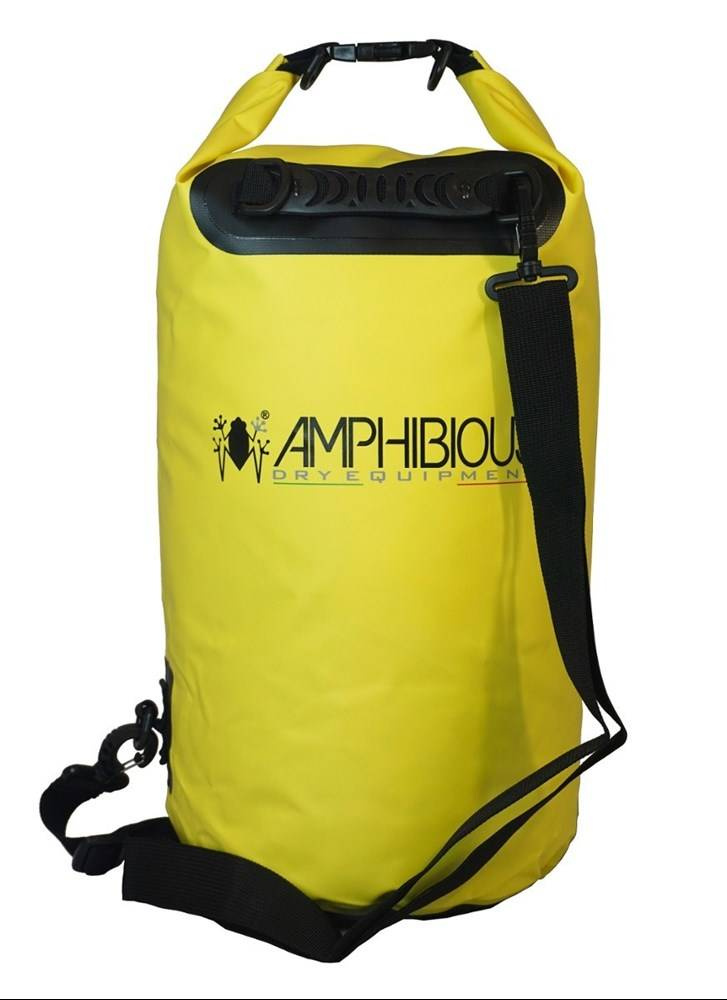 Żółty worek wodoodporny Amphibious Tube 20L z czarnym logo, uchwytem i przypiętym paskiem na ramię