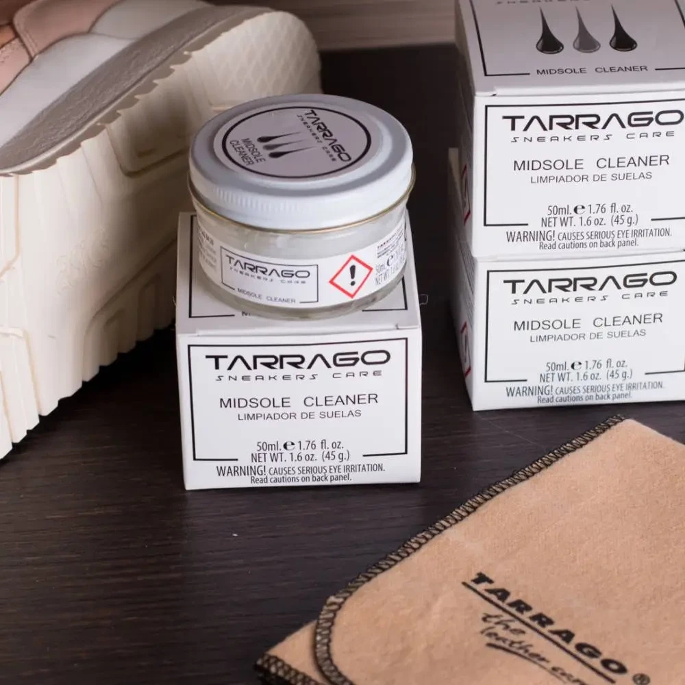 Krem do podeszew Tarrago bezbarwny - słoik na pudełku Midsole Cleaner, w tle sneakers, ściereczka Tarrago