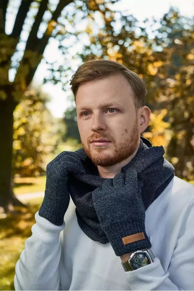 Komin zimowy męski Brodrene 9921 granatowy - model w kominie, w kadrze także szare rękawiczki