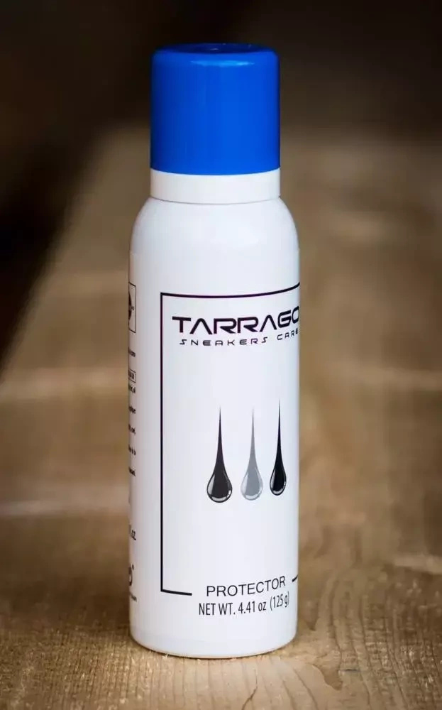 Protector do sneakersów Tarrago - opakowanie na drewnianym tle