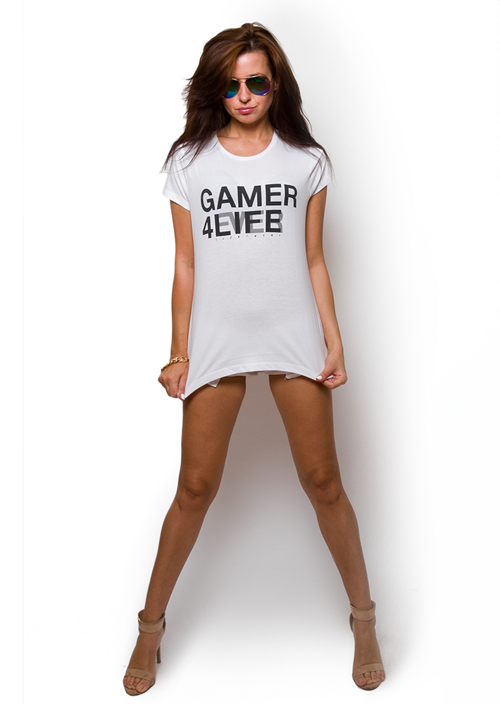 Biała koszulka z nadrukiem Gamer 4ever w czarnym i szarym kolorze, widok z przodu na modelce