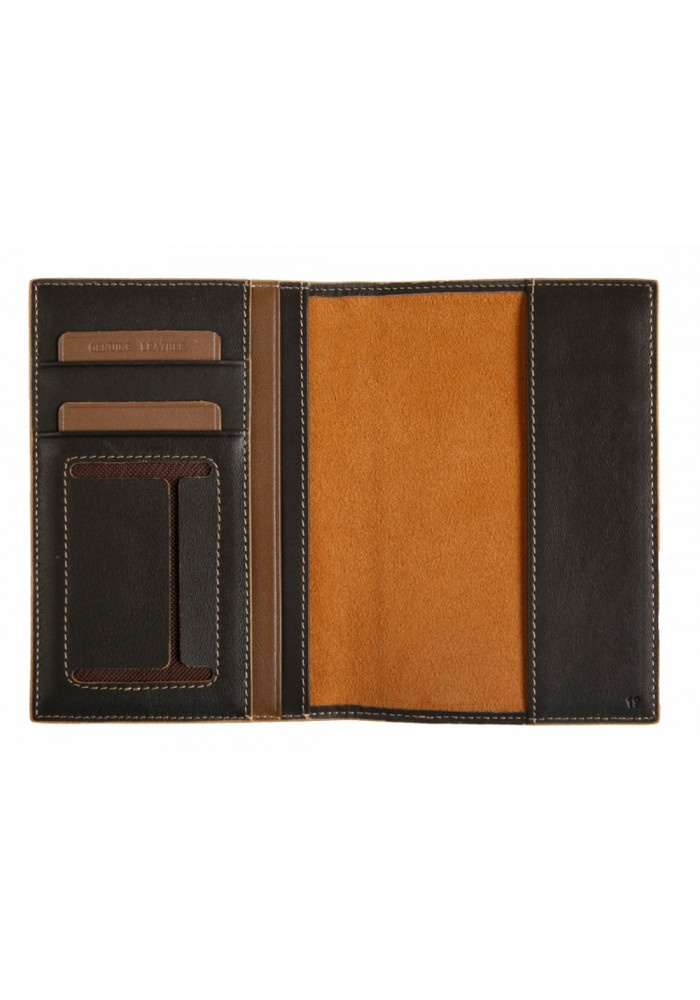 Czarne etui na paszport Vip Collection Napoli 19 ze skóry, otwarte, z przegródkami na karty i jasnobrązowym wnętrzem