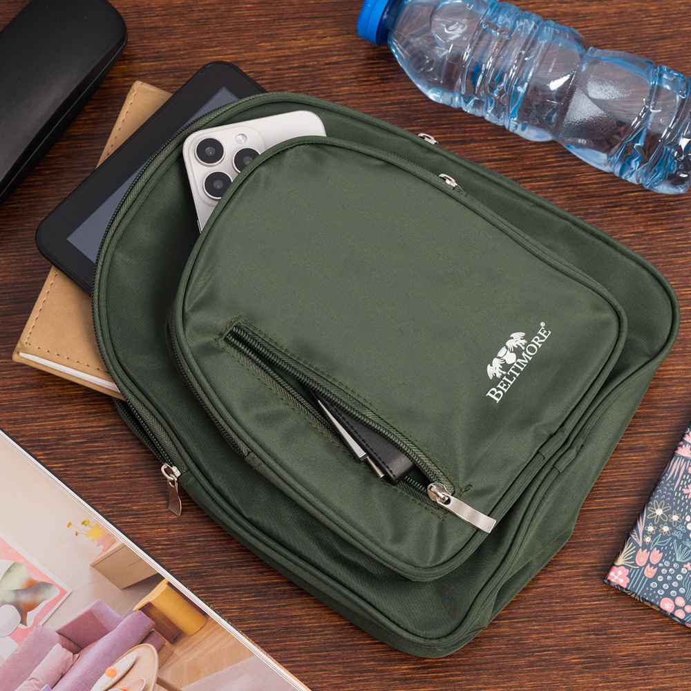 Zielony plecak damski Beltimore R37, z tabletem i butelką, przykład zawartości