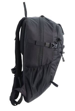 Czarny plecak Discovery Outdoor 611 z boku, z paskiem kompresyjnym z klamrą i siatkową kieszenią