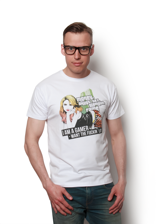 Biała koszulka z nadrukiem kolorowej grafiki na piersi, model w okularach
