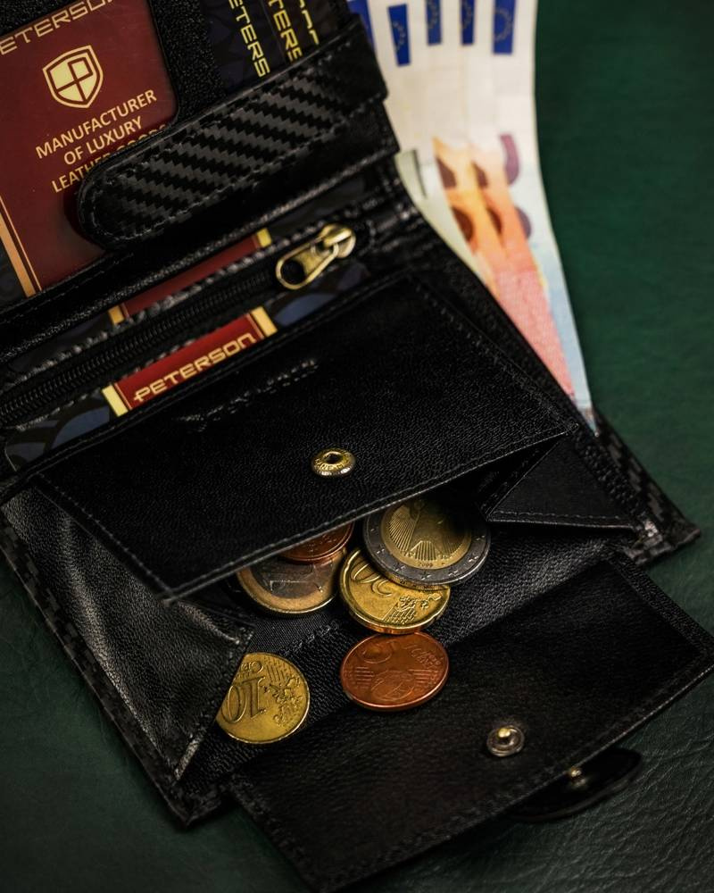 Otwarta kieszeń na monety w czarnym portfelu Peterson 303Z-CA