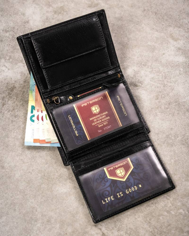 Otwarty czarny portfel Peterson SET-M-N4-GVT z paszportem i kartami