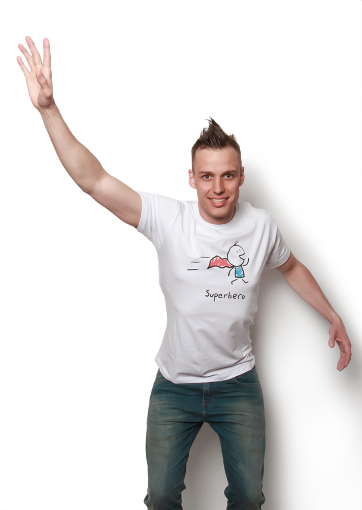 Biała koszulka z nadrukiem Superhero, model z uniesioną ręką