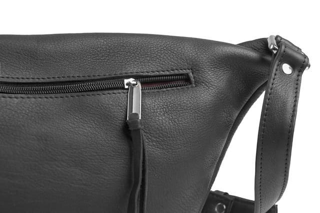 Torebka skórzana unisex VOOC EP19 nerka crossbody mała czarna - prezentacja na sylwetce