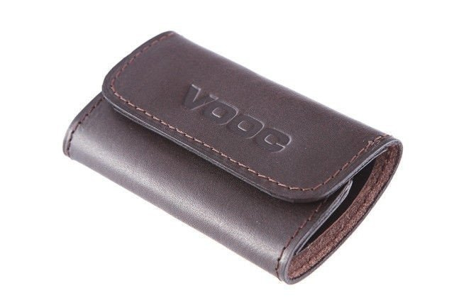 Ciemnobrązowe etui na klucze Vooc P10 zamknięte, z klapą i tłoczonym logo marki