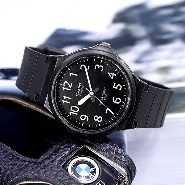 Czarny zegarek męski Casio MW-240-1B - zegarek z boku w aranżacji z kluczykiem