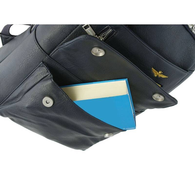 Skórzany plecak miejski granatowy na laptopa do 16 - Aeronautica Militare AM-475 BL - kieszenie zewnętrzne i funkcjonalność