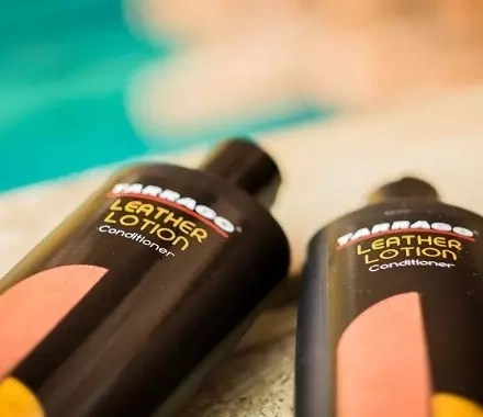 Balsam odżywczy do skór gładkich Tarrago bezbarwny - dwie butelki Leather Lotion Conditioner, zbliżenie na tle wody