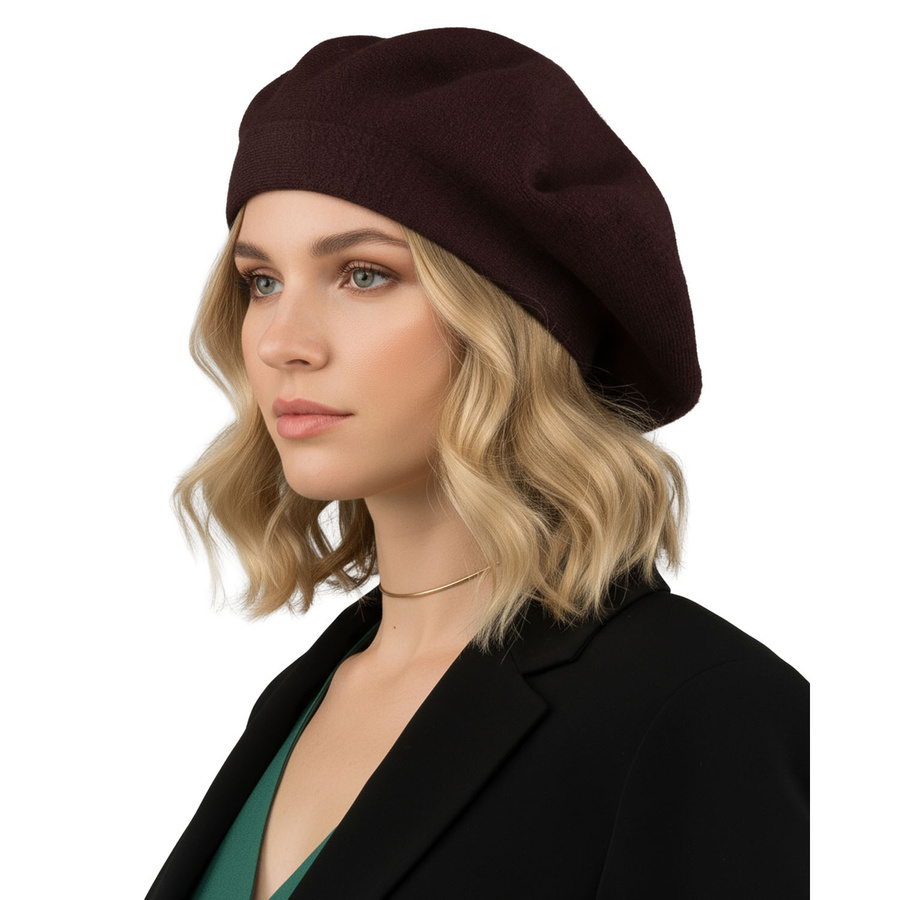 Brązowy beret Rovicky BER-A10 na modelce