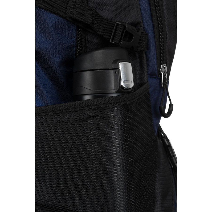 Boczna kieszeń czarno-granatowego plecaka Peterson PWY-01 z bidonem