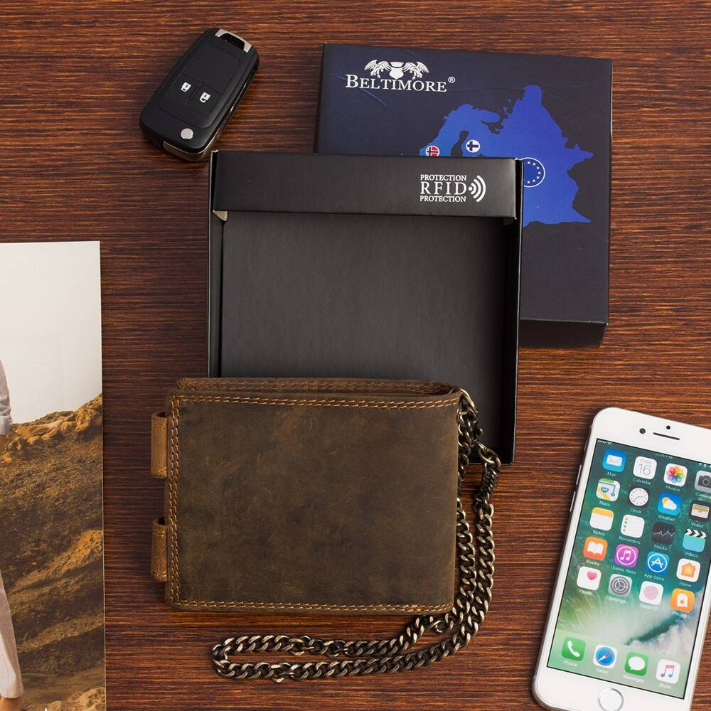 Brązowy portfel męski Beltimore R80, przy otwartym pudełku z oznaczeniem RFID
