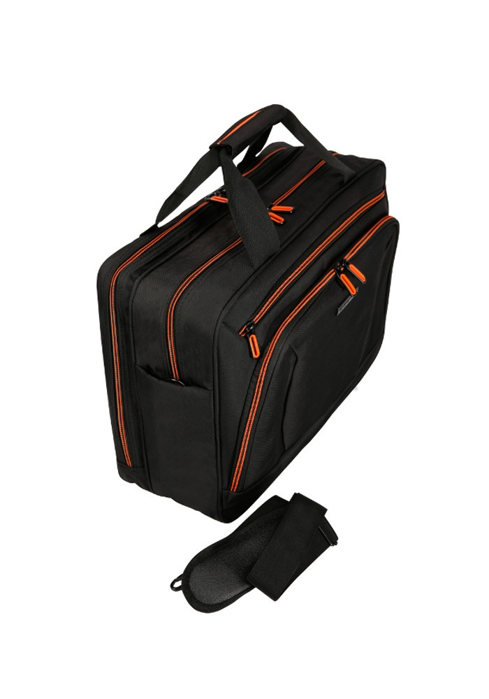 Czarno-pomarańczowa torba Vip Collection Barcelona TF30/40 z poliestru ustawiona pod kątem, z odpiętym paskiem