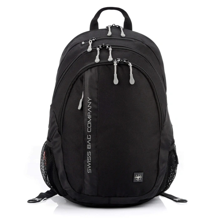 Czarny plecak SwissBags SB134 od przodu, z pionowym napisem Swiss Bag Company i bocznymi kieszeniami z siatki