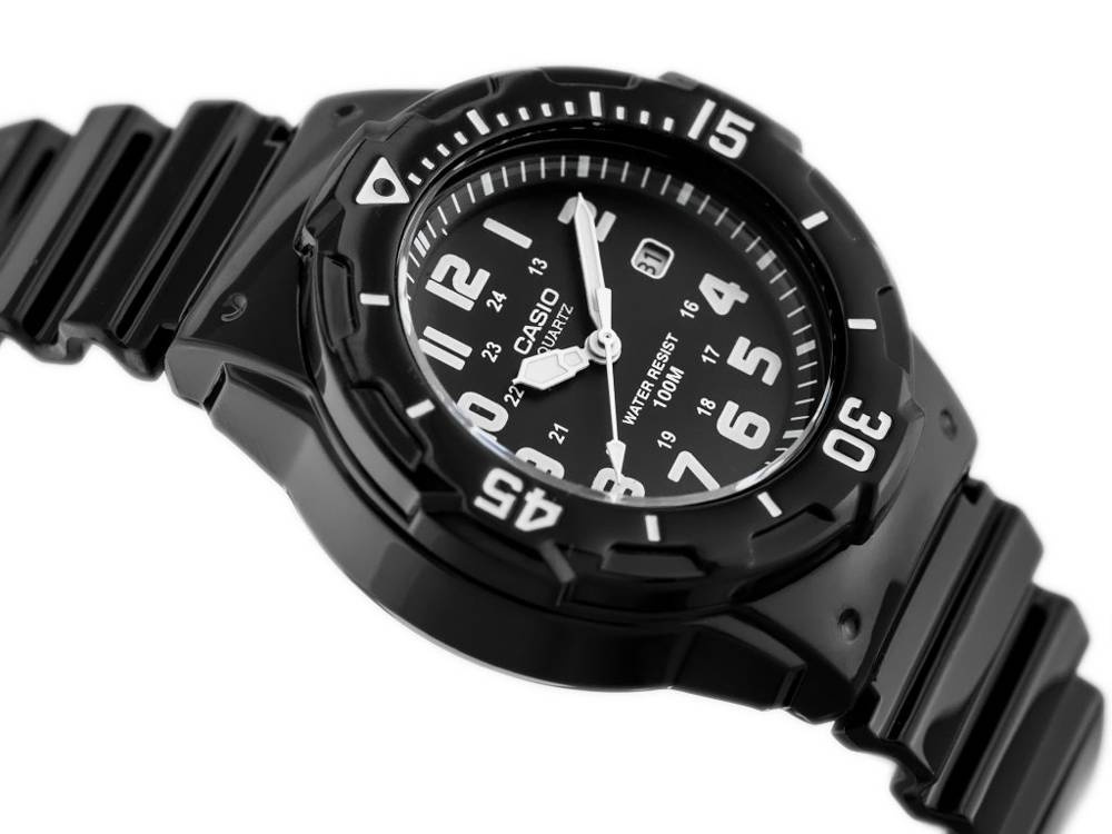 Czarny zegarek damski Casio LRW-200H 1BV - zbliżenie tarczy z datownikiem