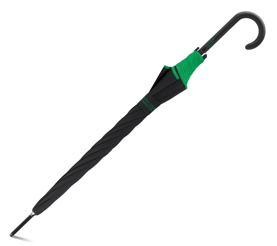 Czarny parasol Benetton 56001 złożony, z zieloną wstawką przy rączce i zakrzywioną czarną rączką