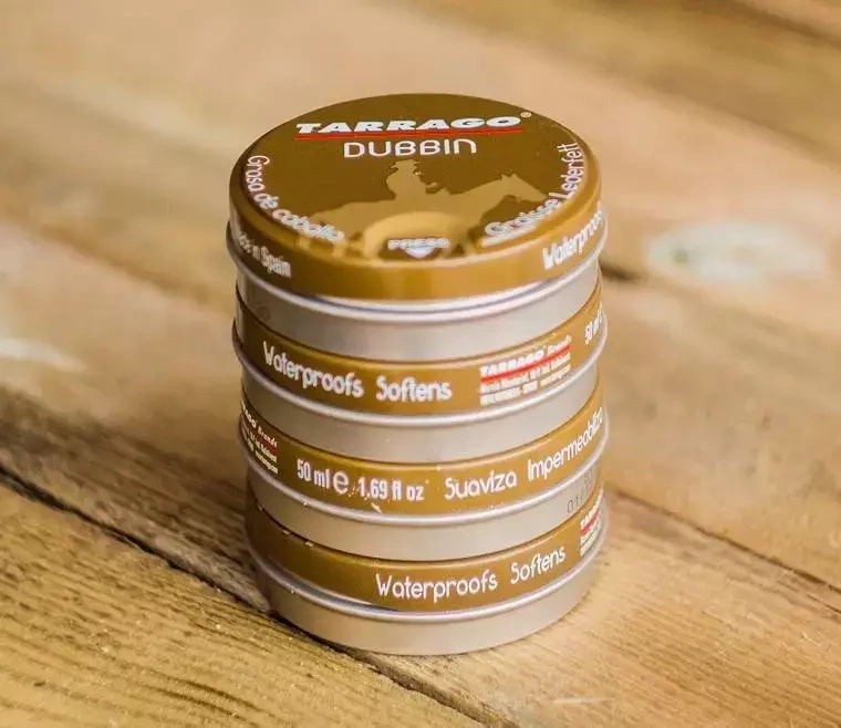 Tłuszcz do skór gładkich Tarrago czarny - stos puszek z napisem 50 ml na boku