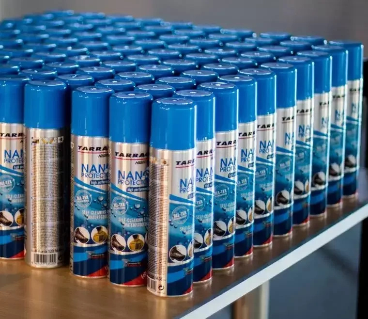 Zestaw w sprayu do skóry i tekstyliów Tarrago - rzędy puszek Nano Protector na stole
