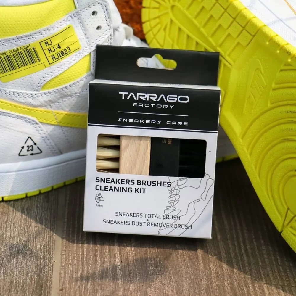 Zestaw do sneakersów Tarrago - pudełko z zestawem na tle butów sportowych