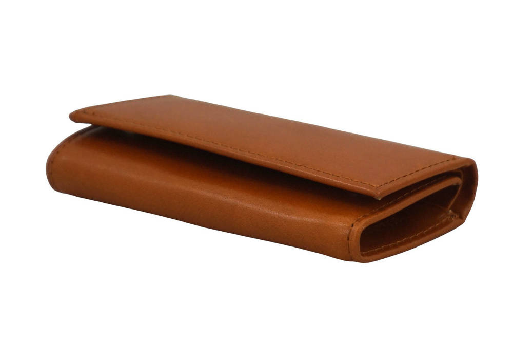 Jasnobrązowe etui na klucze Barberini's 7023-12 z boku, z klapą zachodzącą na przód