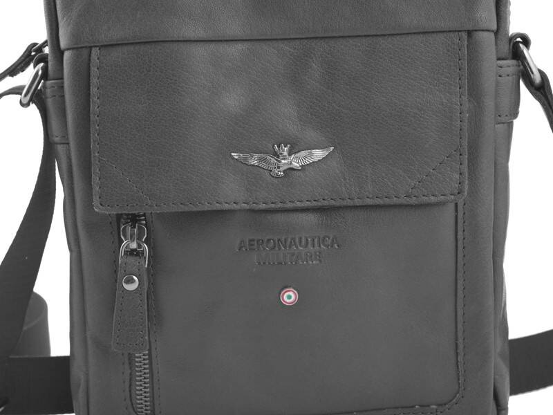 Czarna torba Aeronautica Militare AM-303 w zbliżeniu na klapę z metalowym orłem, tłoczone logo i pionowy zamek