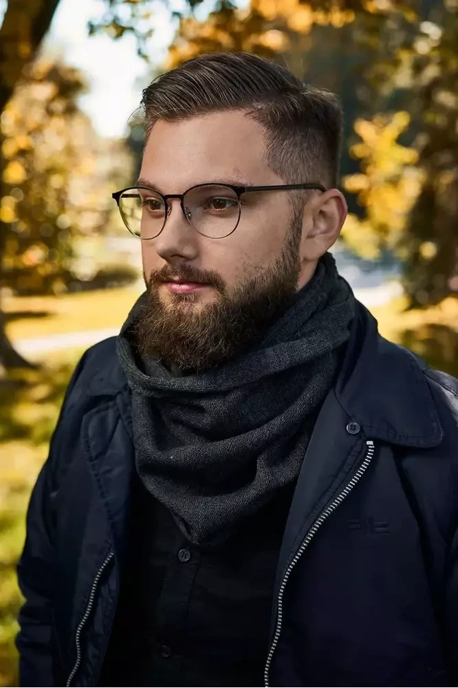 Komin zimowy męski Brodrene 9921 ciemnoszary - model w okularach w ciemnoszarym kominie, kurtka, plener jesienny