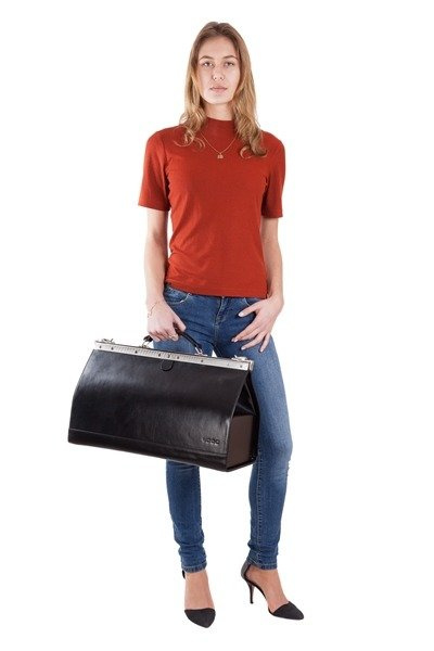Czarna torba Vooc PK6 trzymana za rączkę przez modelkę w dżinsach