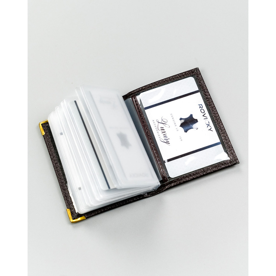 Otwarte brązowe etui 302 z kartami