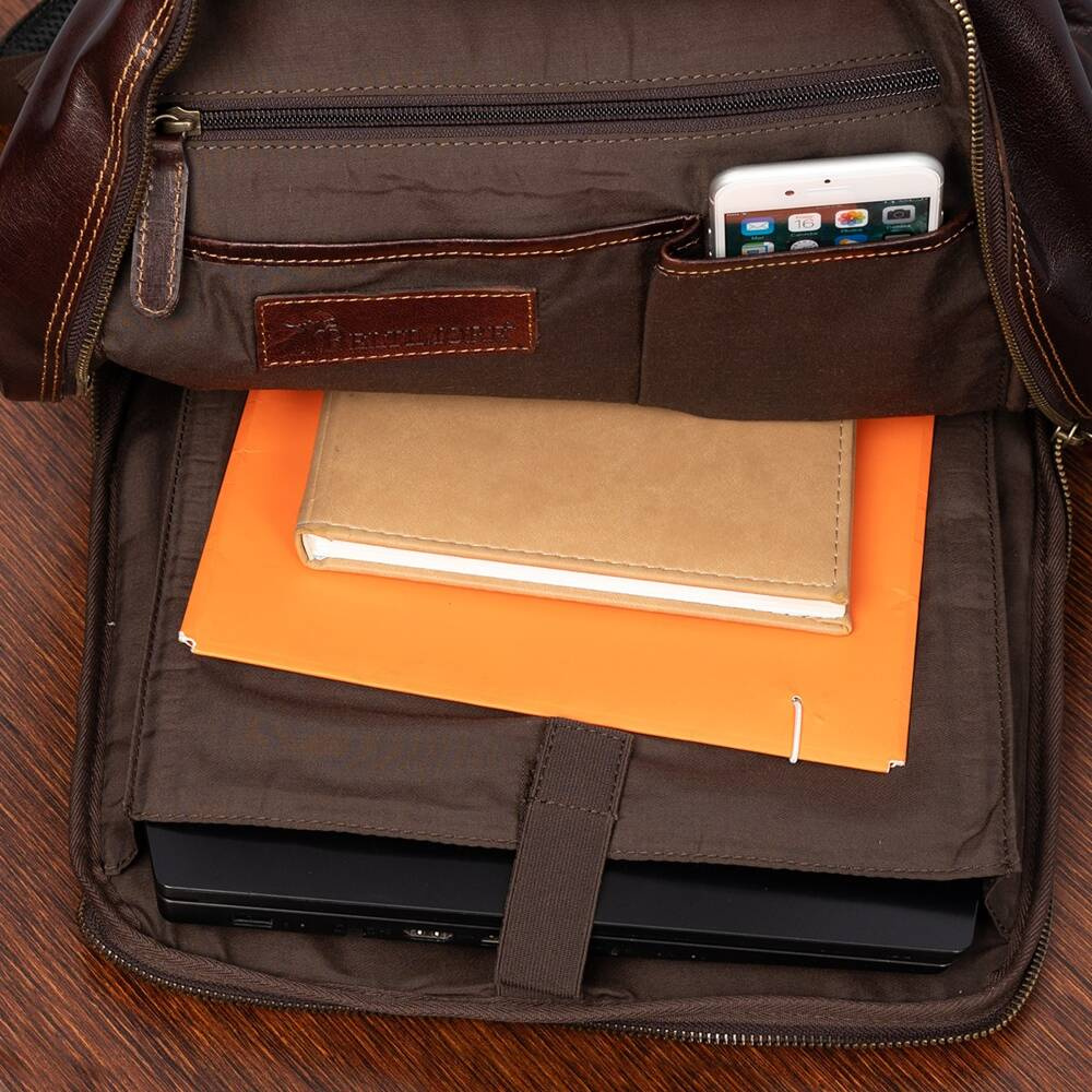 Ciemnobrązowy plecak Beltimore N05, wnętrze z przegrodą na laptopa i notesem