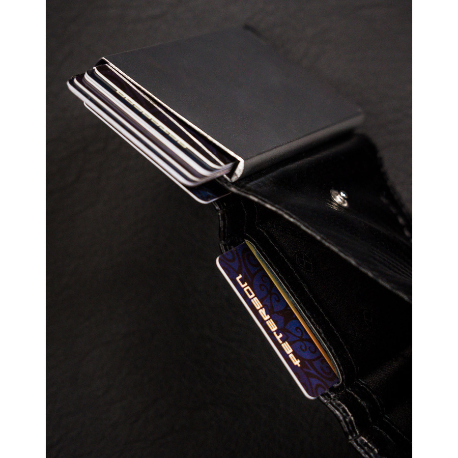 Wysunięte karty w czarnym portfelu Peterson W882-CF