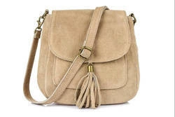 Mała beżowa skórzana listonoszka z klapką zamszowa Vera Pelle X40