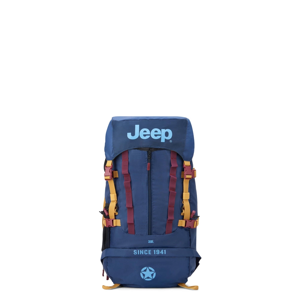 Niebieski plecak turystyczny z poliestru Delsey Jeep JS017A z logo Jeep na klapie oraz bordowymi i żółtymi taśmami z przodu