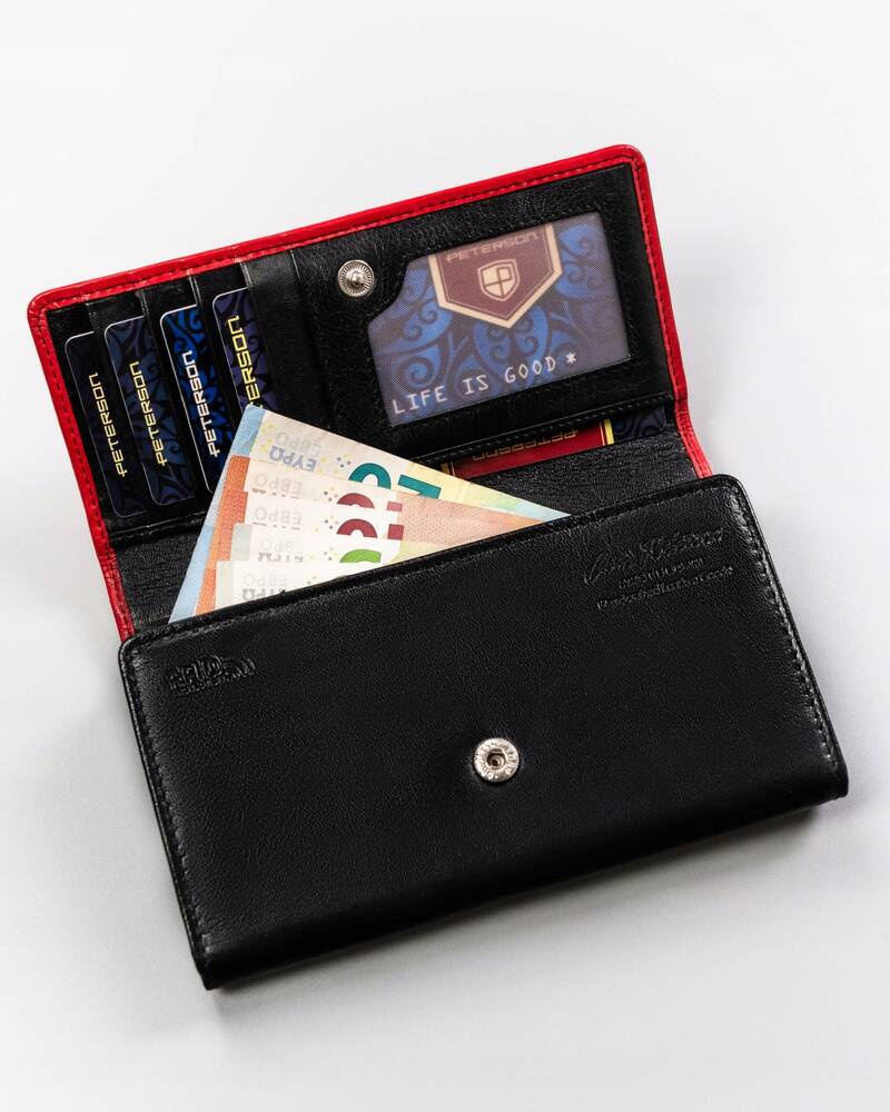 Otwarty czarno-czerwony portfel Peterson KA-19 z kartami i banknotami