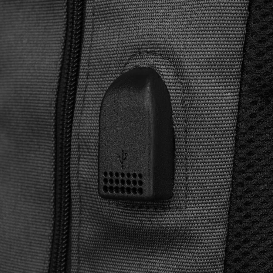 Port USB z boku szarego plecaka Peterson 77713