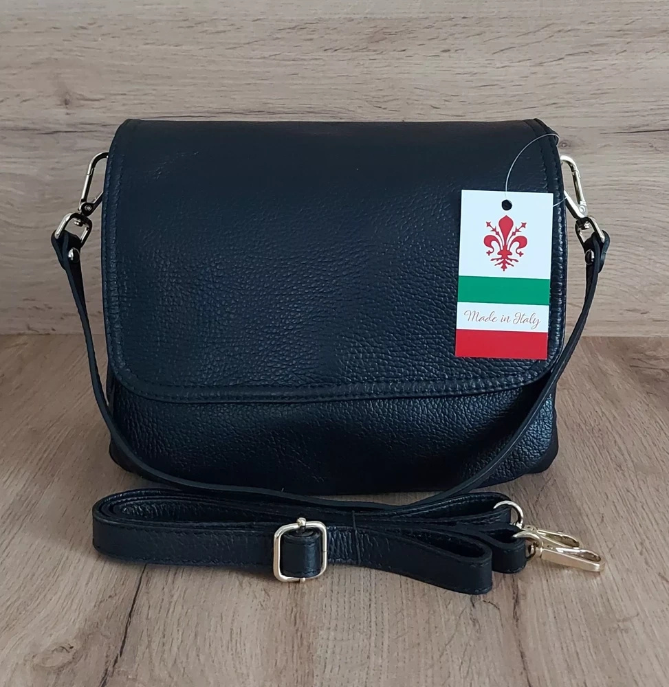 Czarna listonoszka damska Vera Pelle VP954N na drewnianym blacie, z klapą i metką Made in Italy